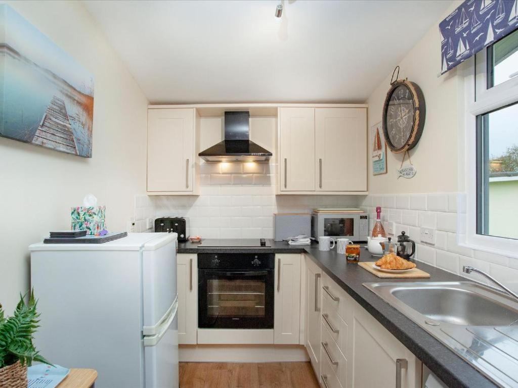 Sunnydaze-Detached Chalet With 2 Bedrooms And 2 Bathrooms And Private Parking Outside Door Dartmouth Eksteriør bilde