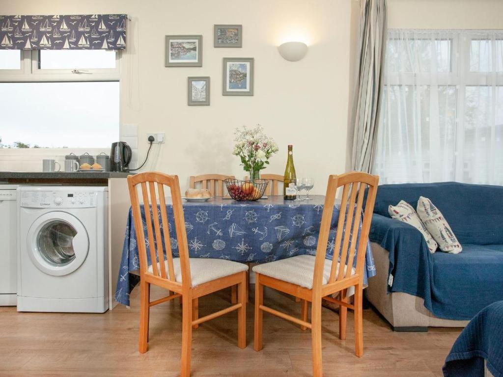 Sunnydaze-Detached Chalet With 2 Bedrooms And 2 Bathrooms And Private Parking Outside Door Dartmouth Eksteriør bilde
