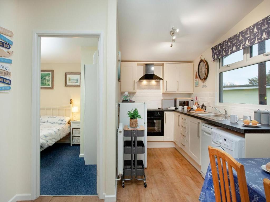 Sunnydaze-Detached Chalet With 2 Bedrooms And 2 Bathrooms And Private Parking Outside Door Dartmouth Eksteriør bilde